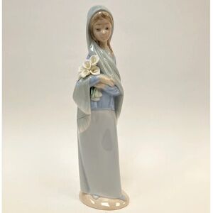 Lladro, Girl with Flowers